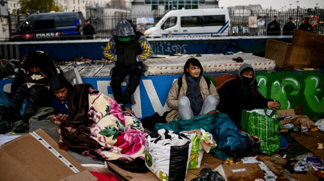 Des migrants lors de l'évacuation de leur camp de fortune rassemblant des centaines de personnes, principalement afghanes, à Paris, le 17 novembre 2022. Crédit photo: CHRISTOPHE ARCHAMBAULT / AFP