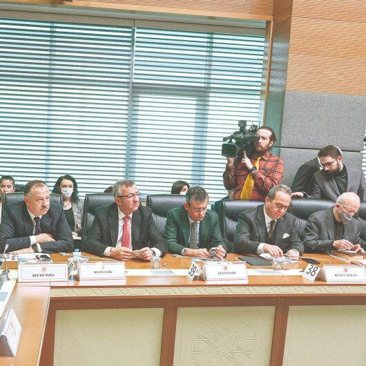 Döndüler dolaştılar yine laikliğe takıldılar: CHP ve İYİ Parti başörtüsü konusundaki Anayasa değişikliğine karşı çıktı