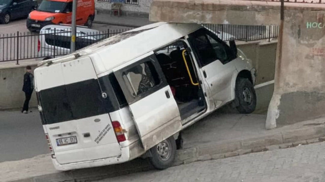 Şırnak'ta minibüs balkona çıktı.