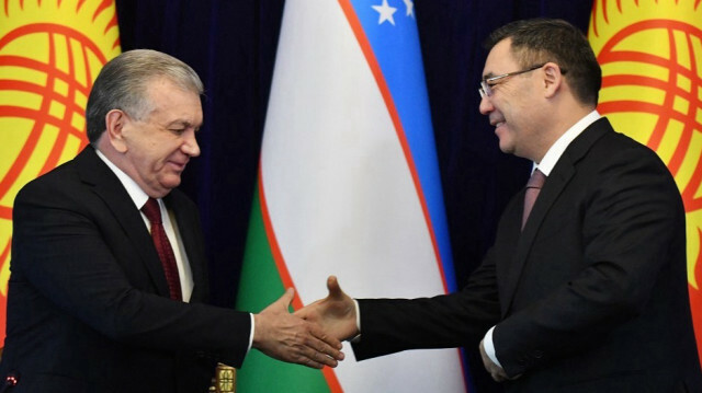 Le président kirghize Sadyr Japarov et le président ouzbek Shavka Mirziyoyev. Crédit photo: VYACHESLAV OSELEDKO / AFP