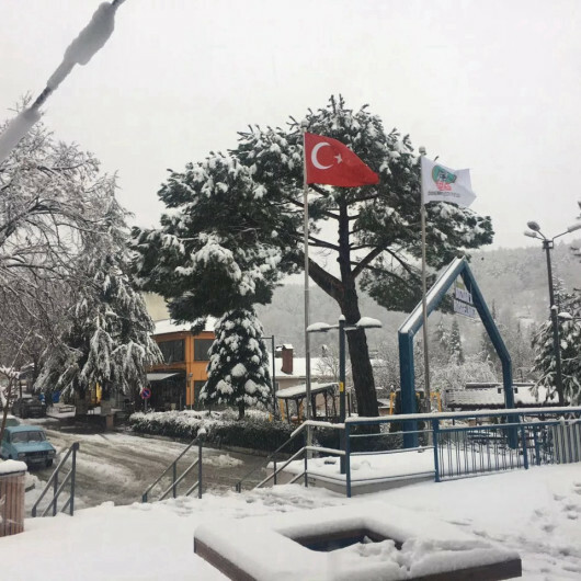 Manisa ve İzmir'in yüksek kesimlerinde kar yağışı etkili oldu