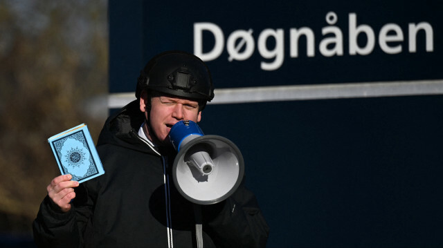 Le politicien d'extrême droite, Rasmus Paludan, devant une mosquée à Copenhague au Danemark, le 27 janvier 2023. Crédit photo: SERGEI GAPON / AFP