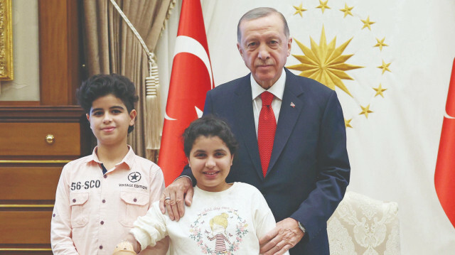Cumhurbaşkanı Erdoğan, Gazze'de yaralanan ve Türkiye'de tedavi edilen Filistinli Rahaf ile Muhammed Halil Salman kardeşleri kabul etti.