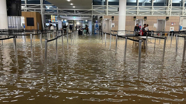 Auckland Havalimanı şiddetli yağışların ardından sular altında kaldı.
