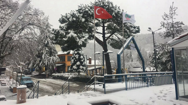 Manisa ve İzmir'in yüksek kesimlerinde kar yağdı.
