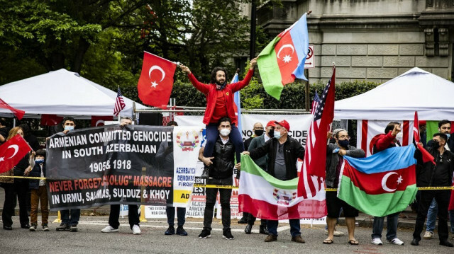 Manifestants turcs brandissant des pancartes rappelant les génocides commis par les milices arméniennes au début du XXe siècle @SAMUEL CORUM / AFP
