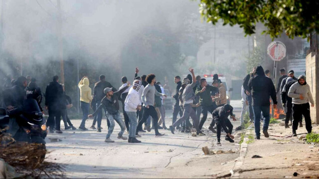 Les Palestiniens ripostent avec des pierres contre les attaques de l'armée d'occupation. Crédit photo : IHA