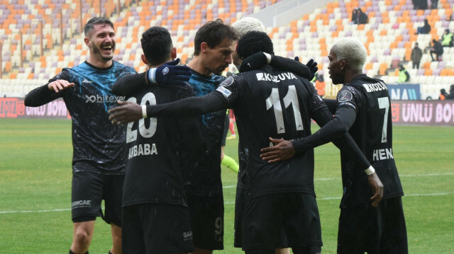 Adana Demirspor'lu futbolcuların gol sevinci