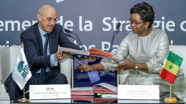 La ministre de l’Economie, du Plan et de la Coopération, Mme Oulimata Sarr, et le président du groupe de la Bid, Muhammad Sulaiman Al Jasser. Crédit photo: APANEWS