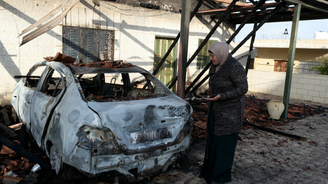 La voiture d'une famille palestinienne brûlée et la maison a également été endommagée lors d'une attaque par des colons juifs dans le village de Turmus Aya à Ramallah, en Cisjordanie, le 29 janvier 2023.  Crédit photo : AA