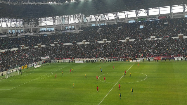 Amedspor-Şanlıurfaspor maçında tribünler doldu.