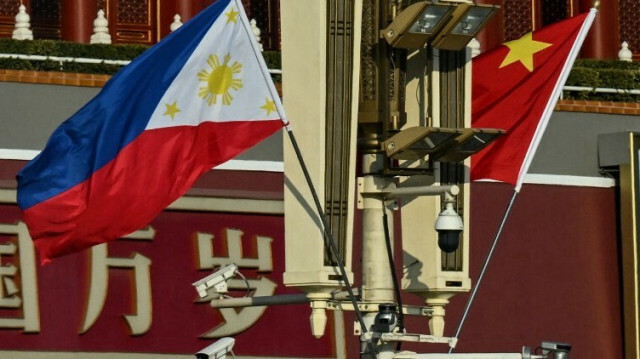 Les drapeaux nationaux des Philippines et de la Chine sont vus ensemble près de la porte Tiananmen lors de la visite du président philippin Ferdinand Marcos Jr, à Pékin le 3 janvier 2023. @ Noël CELIS / AFP 