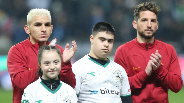 Galatasaraylı futbolcular, Giresunspor maçına engelli bireylerle çıktı. 