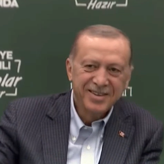 Cumhurbaşkanı Erdoğan Özay Gönlüm türkülerine eşlik etti
