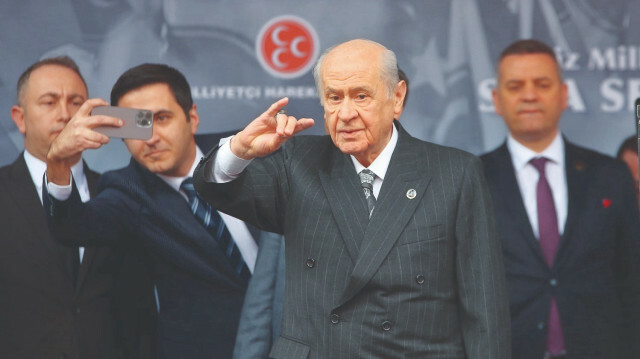 MHP Genel Başkanı Devlet Bahçeli, partisinin Amasya’daki “Aziz Milletim Sıra Sende” temalı mitinginde 6’lı Masa’nın Cumhurbaşkanı Tayyip Erdoğan’ın adaylığını tartışmaya açmasına tepki gösterdi.
