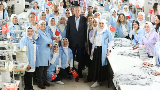 Cumhurbaşkanı Erdoğan, Deniz Tekstil Fabrikası'nda kadın işçilerle bir araya geldi.
