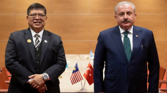 Dato Johari bin Abdul, le président du parlement malaisien a rencontré son homologue turc, Mustafa Sentop en ALgérie. Crédit photo : DHA