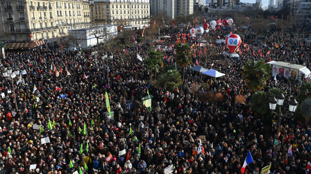 Des manifestants se rassemblent sur la place d'Italie contre la réforme des retraites proposée par le gouvernement, à Paris, le 31 janvier 2023. Crédit photo: ALAIN JOCARD / AFP