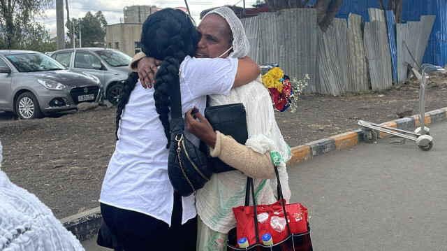 Les passagers arrivant du Tigré sont accueillis par des proches à l'aéroport international de Bole à Addis-Abeba le 28 décembre 2022.
@AFP