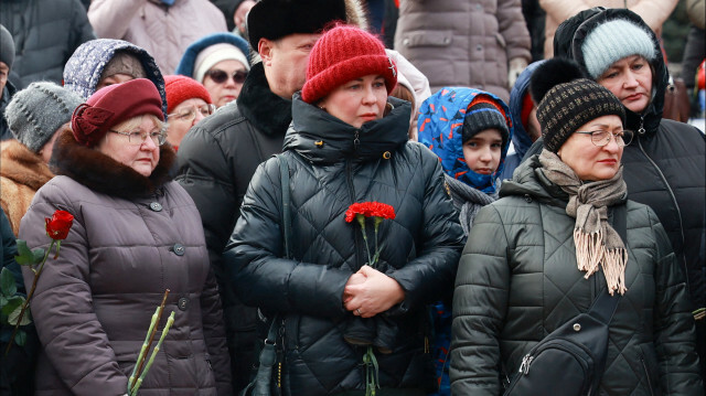 Des personnes se rassemblent pour déposer des fleurs à la mémoire des soldats russes tués dans une frappe ukrainienne. Samara en Russie, le 3 janvier 2023. @ ARDEN ARKMAN / AFP