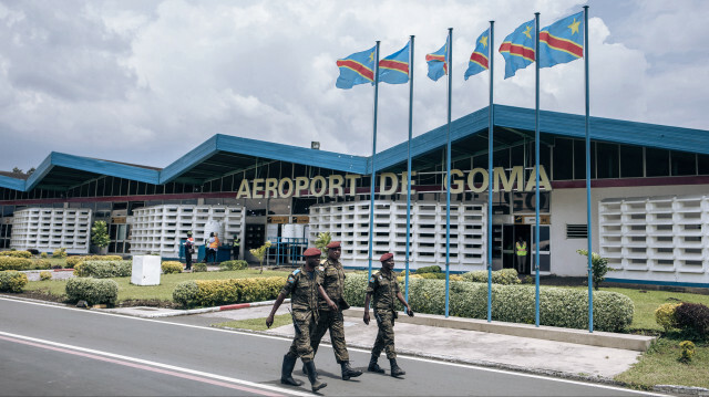 Des soldats de la Garde républicaine congolaise marchent sur le tarmac de l'aéroport de Goma, dans l'est de la République démocratique du Congo, le 12 novembre 2022. Des soldats kenyans ont débarqué à Goma, dans l'est de la RD Congo, le 12 novembre 2022 dans le cadre d'une opération militaire régionale, tandis que Les forces congolaises ont affronté les rebelles du M23 au nord de la ville.
@ALEXIS HUGUET / AFP 