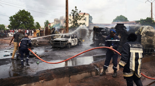 Les pompiers éteignent un incendie sur le site d'un accident de voiture impliquant un camion-citerne de carburant qui a pris feu lorsque des personnes ont tenté de le soulever, tuant au moins cinq personnes et en blessant 15, dans le centre de Bamako le 24 septembre 2019.
@MICHELE CATTANI / AFP