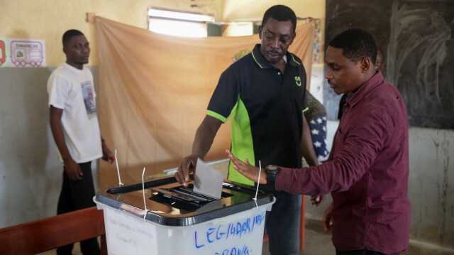 Les électeurs déposent leurs bulletins dans un conteneur après avoir voté dans un bureau de vote à Libreville le 27 octobre 2018, lors du second tour des élections législatives avec le parti du président Ali Bongo, dont la famille dirige le pays depuis près de 50 ans, côtoyant vers la victoire.
@Steeve Jordan/AFP