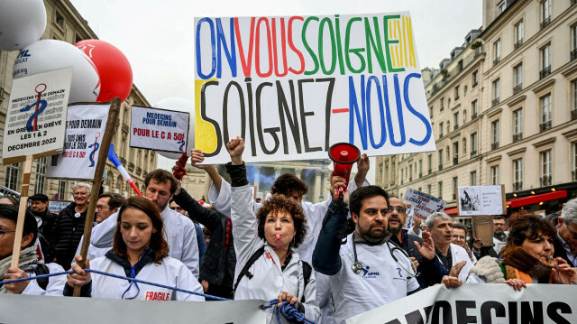 Des médecins participent à une manifestation organisée par le collectif « Médecins pour demain », soutenue par plusieurs syndicats de médecins, dans le centre de Paris le 5 janvier 2023. @ Emmanuel DUNAND / AFP