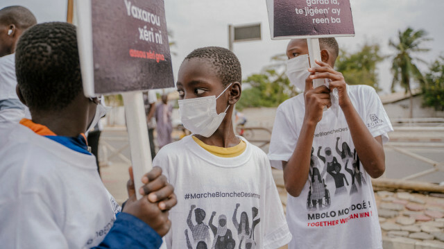 Des enfants manifestent avec des pancartes lors de la marche blanche contre les violences faites aux femmes à Dakar le 19 décembre 2021.
@CARMEN ABD ALI / AFP