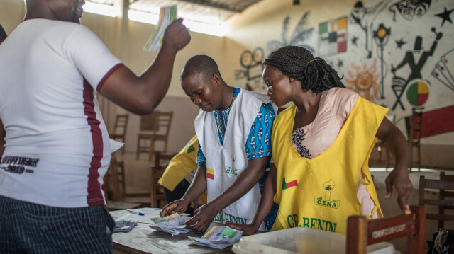 Les agents électoraux comptent les bulletins de vote dans un bureau de vote lors des élections pour un nouveau parlement à Cotonou le 28 avril 2019.
@Yanick Folly / AFP 