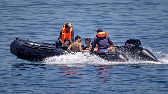 Des officiers de la Marine royale marocaine interceptent des migrants dans l'eau à la frontière entre le Maroc et l'enclave espagnole de Ceuta le 19 mai 2021 à Fnideq.
@FADEL SENNA / AFP 

