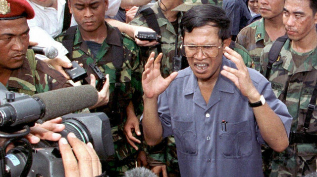 Le second co-premier ministre cambodgien Hun Sen (C) répond aux questions des journalistes après avoir prononcé un discours devant les villageois de Kampong  archives. @AFP