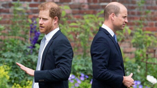 Le prince Harry et le prince William lors de l'inauguration d'une statue de leur mère, la princesse Diana, au Sunken Garden de Kensington Palace, à Londres, le 1er juillet 2021. @ Dominic Lipinski / POOL / AFP