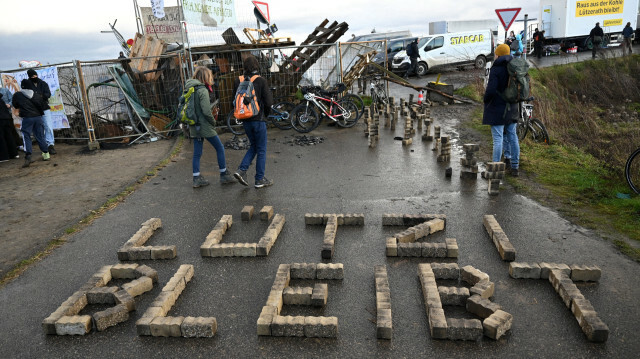 Des pavés disposés pour former les mots "Luetzi (abréviation de Luetzerath) reste" dans le village de Luetzerath, dans l'ouest de l'Allemagne, près de la mine de lignite à ciel ouvert de Garzweiler, le 8 janvier 2023. @ INA FASSBENDER / AFP