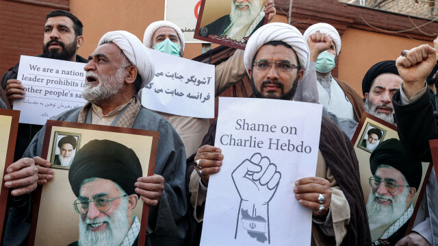 Des manifestants se rassemblent avec des photos du guide suprême iranien, l'ayatollah Ali Khamenei, lors d'une manifestation contre les caricatures diffamatoires le représentant publiées par l'hebdomadaire satirique français Charlie Hebdo, devant l'ambassade de France à Téhéran, la capitale de l'Iran, le 8 janvier 2023. @ ATTA KENARE / AFP