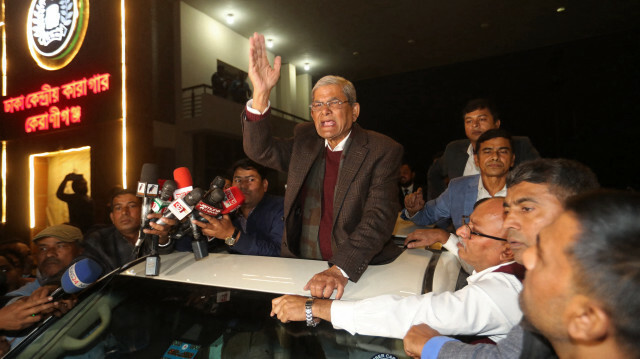 Le secrétaire général du Parti nationaliste du Bangladesh (BNP) Mirza Fakhrul Islam Alamgir (C) salue après sa libération de prison à la périphérie de Dhaka le 9 janvier 2023.  @AFP