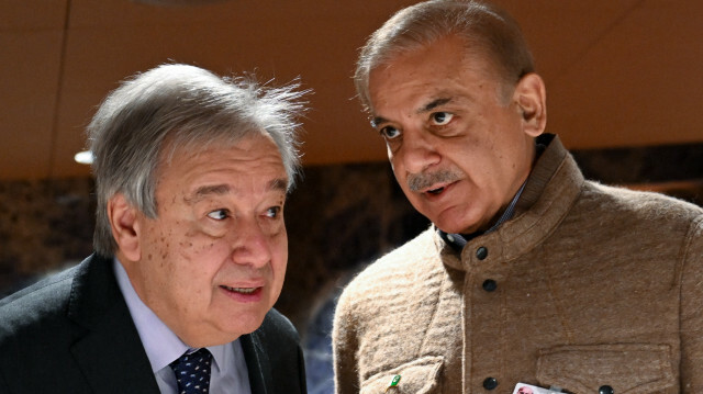 Le secrétaire général de l'ONU Antonio Guterres (à gauche) s'entretient avec le Premier ministre pakistanais Shehbaz Sharif (à droite) au début d'une conférence sur la résilience au changement climatique à Genève, le 9 janvier 2023. @ Fabrice COFFRINI / AFP