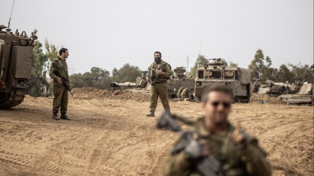 Les forces israéliennes établissent des points de contrôle lourdement armés le long de la frontière de Gaza. Crédit photo: AA