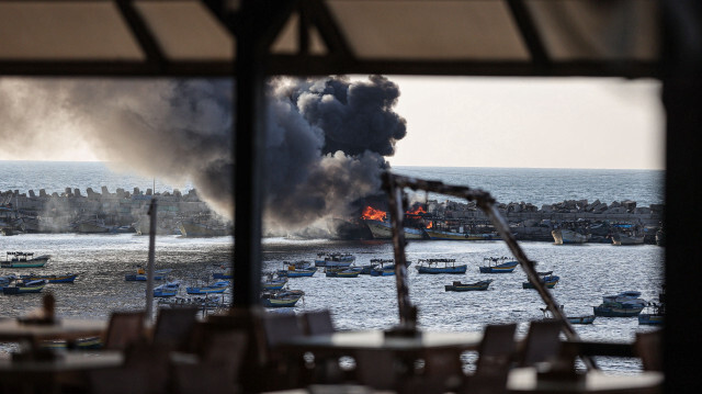De la fumée s'élève après les frappes aériennes israéliennes sur le port de Gaza. Crédit photo: AA