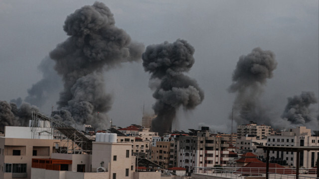 De la fumée s'élève au-dessus des bâtiments alors que les frappes aériennes israéliennes se poursuivent dans la ville de Gaza. Crédit photo: AA