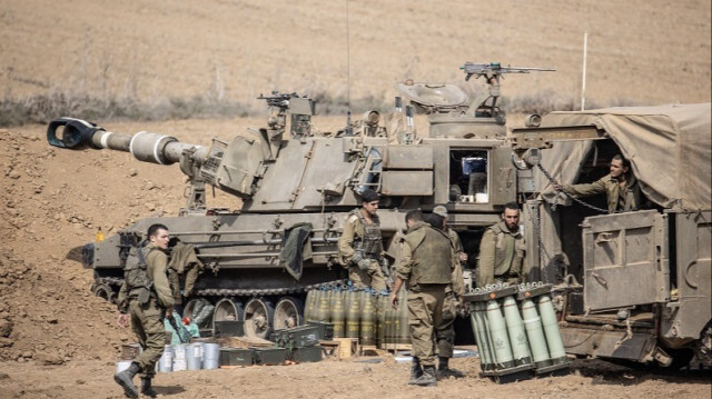 Les forces israéliennes transportent des équipements militaires, des véhicules blindés et de l'artillerie à la frontière de Gaza. Crédit photo: AA