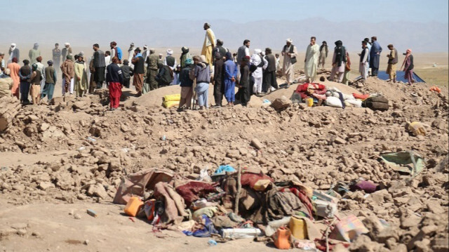 Suite aux tremblements de terre dévastateurs, les citoyens poursuivent leurs efforts de recherche et de sauvetage pour atteindre les personnes ensevelies sous les décombres en Afghanistan. Crédit photo: AA