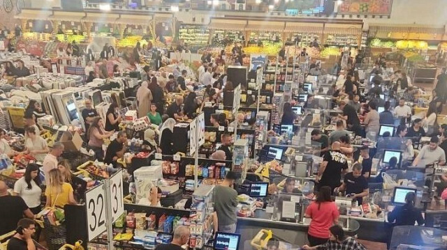 Uyarının ardından market raflarının boşaldığı ve kasalarda uzun kuyruklar olduğu görüldü.