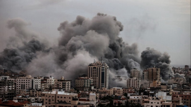 De la fumée s'élève au-dessus des bâtiments alors que les frappes aériennes israéliennes se poursuivent dans la ville de Gaza. Crédit photo: AA