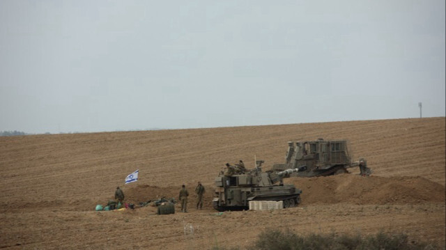 Les forces israéliennes transportent des équipements militaires, des véhicules blindés et de l'artillerie à la frontière de Gaza. Crédit photo: AA