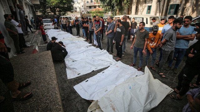 Les corps des Palestiniens tués lors de frappes aériennes israéliennes attendent devant l'hôpital pour être enterrés après une prière funéraire dans la ville de Gaza. Crédit photo: AA