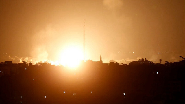 De la fumée et des flammes après une frappe aérienne israélienne dans la ville de Gaza. Crédit photo: AA