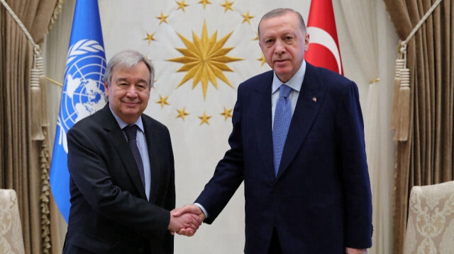 Le Président turc Recep Tayyip Erdogan (à droite) serrant la main du secrétaire général de l'ONU Antonio Guterres (à gauche) au complexe présidentiel d'Ankara, en Türkiye, le 25 avril 2022. Crédit photo: HANDOUD / TURKISH PRESIDENTIAL PRESS SERVICE / AFP