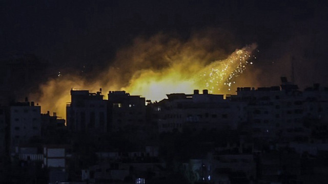 De la fumée et des flammes s'élèvent après une frappe aérienne israélienne dans la ville de Gaza. Crédit photo: AA