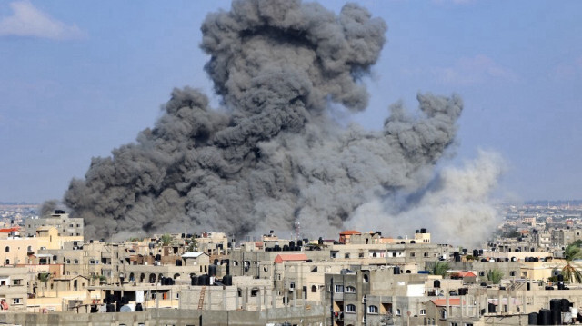 Des volutes de fumée s'élèvent suite à une frappe aérienne israélienne à Rafah, dans le sud de la bande de Gaza, le 11 octobre 2023. Crédit photo: SAID KHATIB / AFP
 